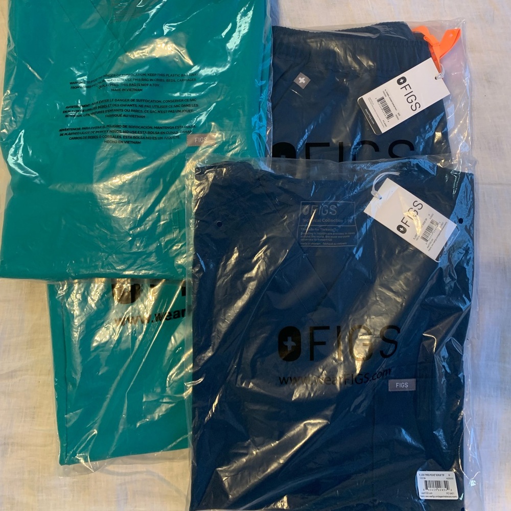 FIGS MENS MEDIUM SCRUB SETS